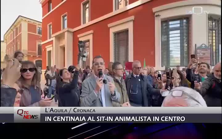 In centinaia al sit-in animalista a L'Aquila contro l'allevamento lager di Roio